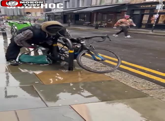 Video :In broad daylight, a cunning burglar breaks a lock and takes a bike